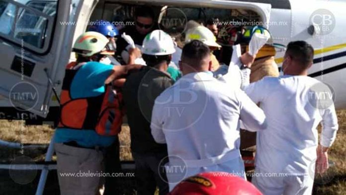 Se cae de una camioneta en movimiento y queda desmayado en la carretera