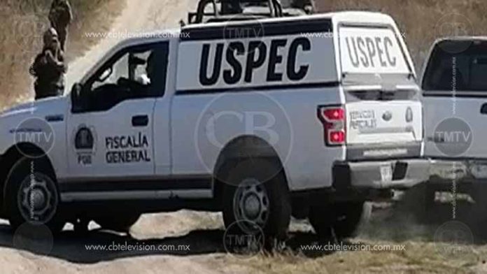 Abandonan joven muerto afuera de la secundaria de Infiernillo