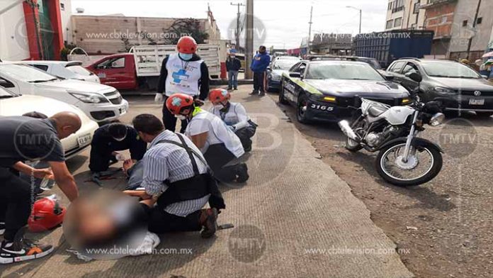 Motociclista se lesiona una pierna al chocar con una camioneta