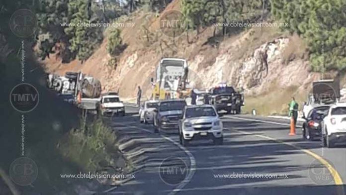 Vuelca pipa de gasolina en la Siglo XXI