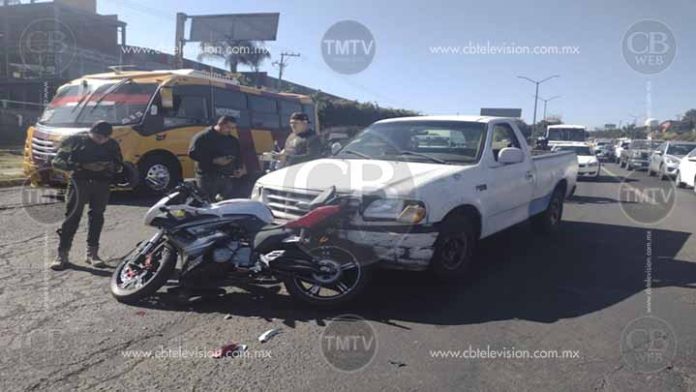 Motociclista esperaba el siga de semáforo y una camioneta le llega por detrás