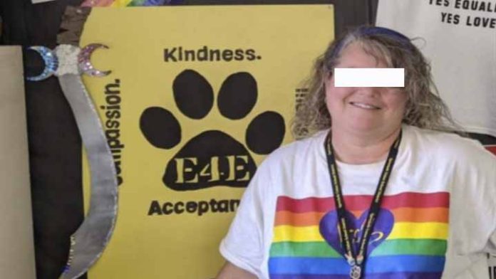 Maestra espiaba a niños por internet para reclutarlos a un club LGBTQ