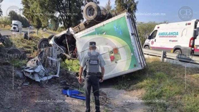 Vive de milagro tras volcar su camioneta en Vista Hermosa
