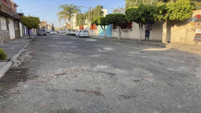 Calles destruidas por el tráfico de la obra en Siervo de la Nación