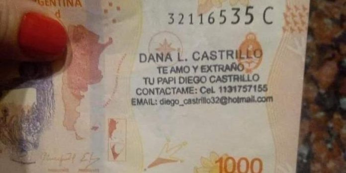 Papá escribe mensaje en billetes para poder contactar con su hija