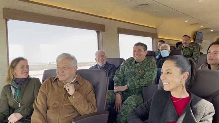 AMLO muestra recorrido en Tren Suburbano de CDMX al AIFA