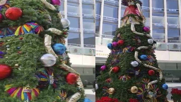 Colocan árbol de navidad de Quetzalcóatl en el Senado de la República