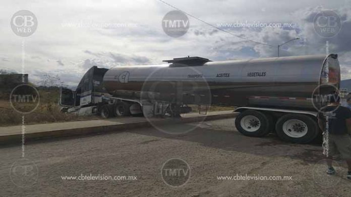 Trailero pierde el control de su unidad y se va a un baldío de Tarímbaro