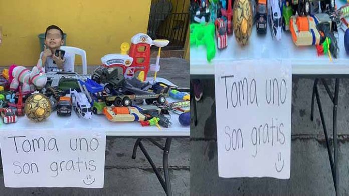 Pequeño regala sus juguetes a los que no recibieron nada en Navidad