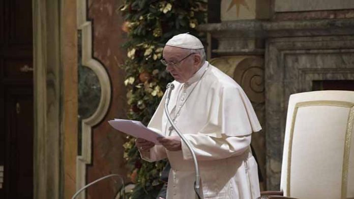 Papa Francisco llama a los fieles a no vivir una navidad “falsa”