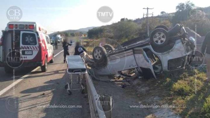 Volcadura de camioneta deja un muerto y seis heridos en Chucándiro