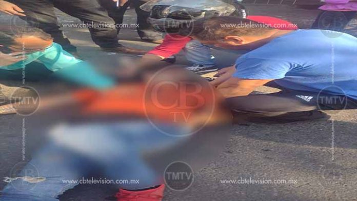 Motociclista se estrella contra una combi en la Pedregal