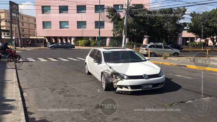 Daños materiales deja choque de autos en calzada La Huerta