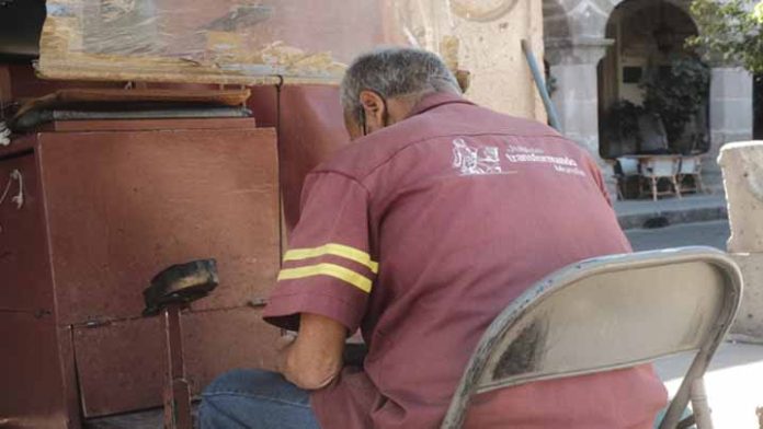 El oficio de bolero sale lentamente de su crisis en pandemia