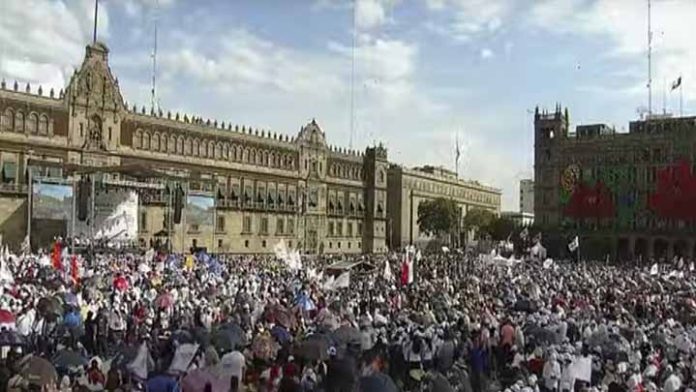Simpatizantes de AMLO continúan llegando al Zócalo capitalino