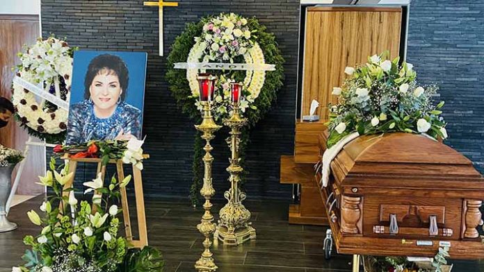 Familiares y amigos dan último adiós a Carmen Salinas