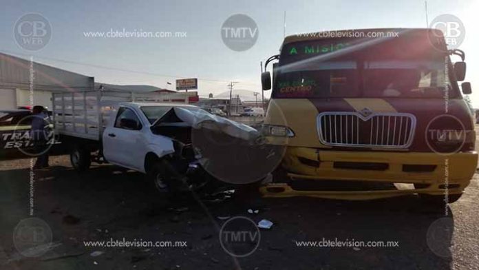 Chocan microbús y camioneta en la avenida Madero en Morelia