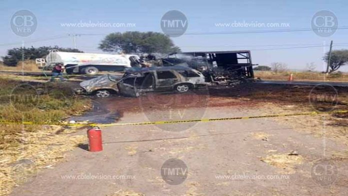 Choca camión con camioneta y terminan incendiados en Vista Hermosa