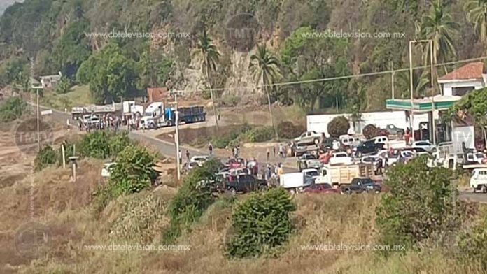 Bloquean carretera costera por desaparición de Jefe de Tenencia de Caleta de Campos
