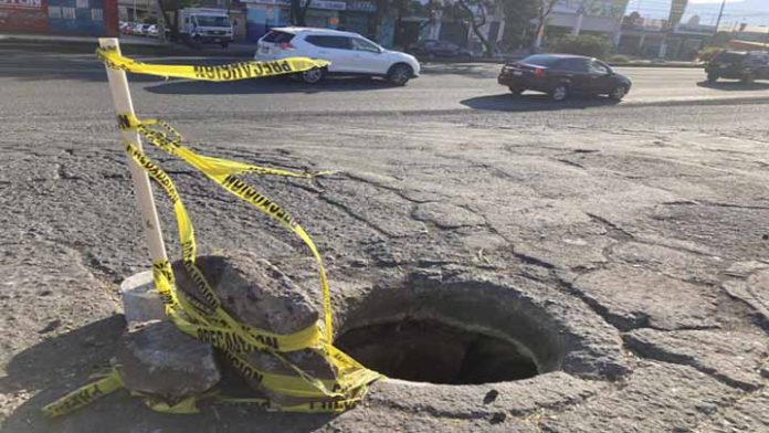 Coladera abierta a la deriva de avenida Madero en Morelia