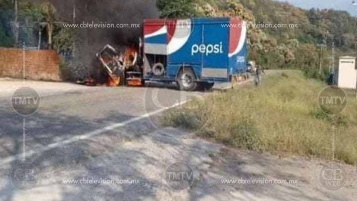 Marinos detienen a dos hombres y comuneros queman vehículos en Maruata