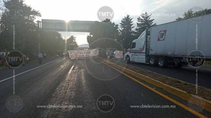 Continúan los bloqueos de profesores en Morelia