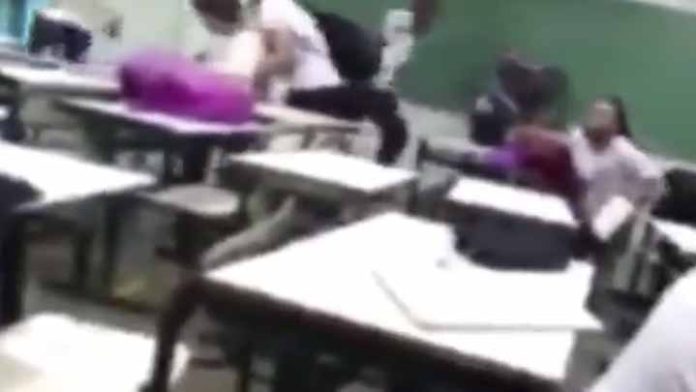 Profesor es golpeado durante clases por acosar a una alumna de 14 años