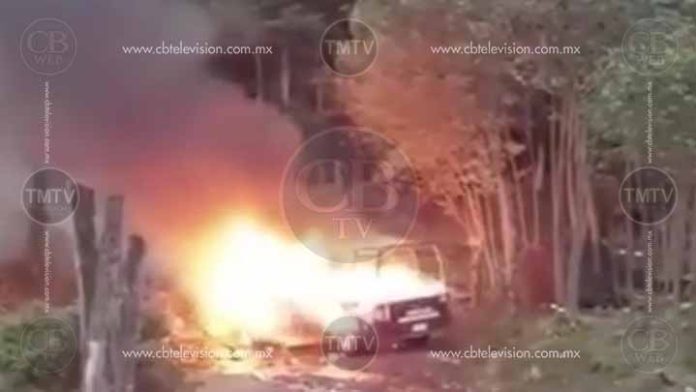 Comuneros queman patrullas de Zitácuaro y golpean a policías