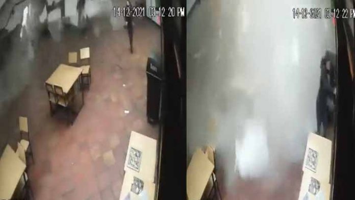 Se desploma techo de plaza comercial dejando a una persona atrapada