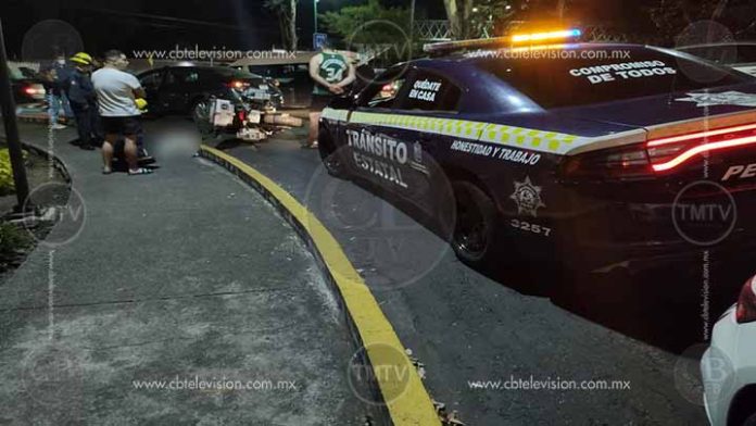 Mazda choca una moto BMW afuera del Zoológico de Morelia
