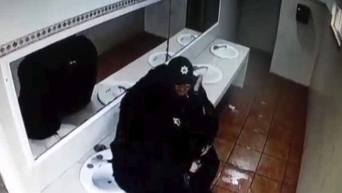 Pareja de policías rompen lavabo de baño al besarse sobre él