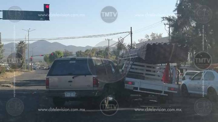 Colisionan dos camionetas afuera de la Fiscalía de Michoacán