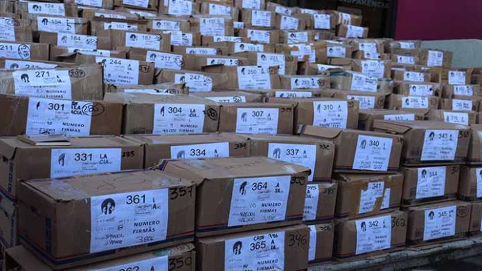Adeptos de AMLO continúan entregando firmas para revocación de mandato