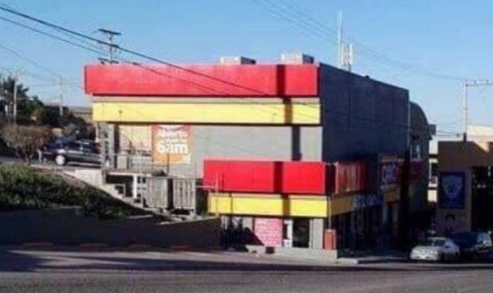 Un Oxxo arriba de otro Oxxo, mira el video de este descubrimiento