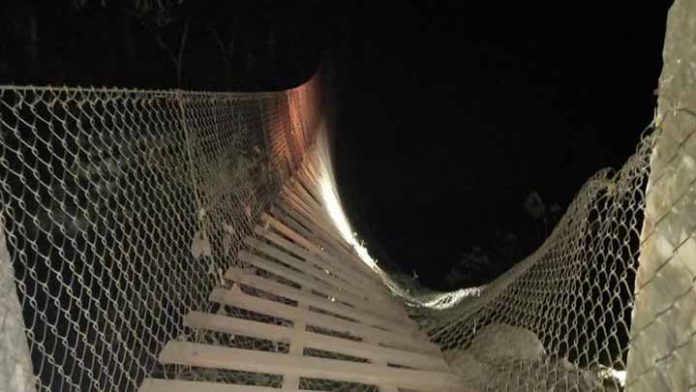 Puente colgante se viene abajo dejando almenos 25 personas heridas