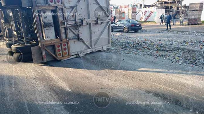 Se desengancha camión de grúa y vuelca en el libramiento de Morelia