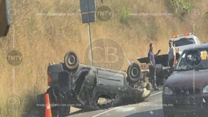 Dos heridos deja volcadura en la Siglo XXI