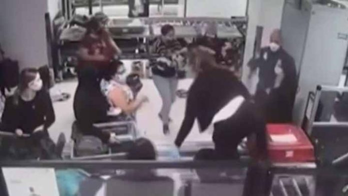 Empleada de aeropuerto salva la vida a un bebé que se ahogaba