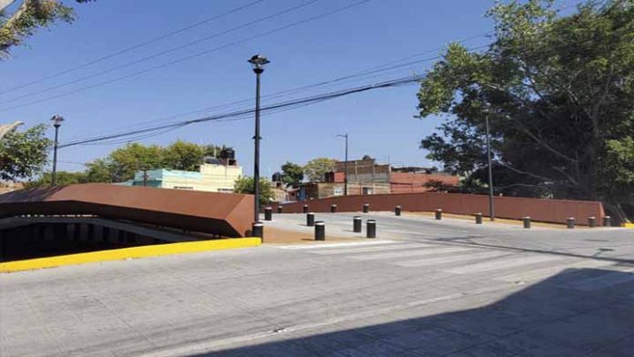 “Está mal hecho”; ciudadanos denuncian peligro del puente de la Avenida Melchor Ocampo