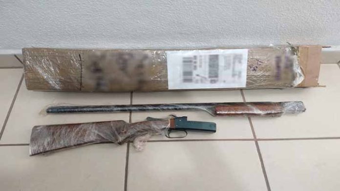 Aseguran arma larga en empresa de paquetería en Morelia