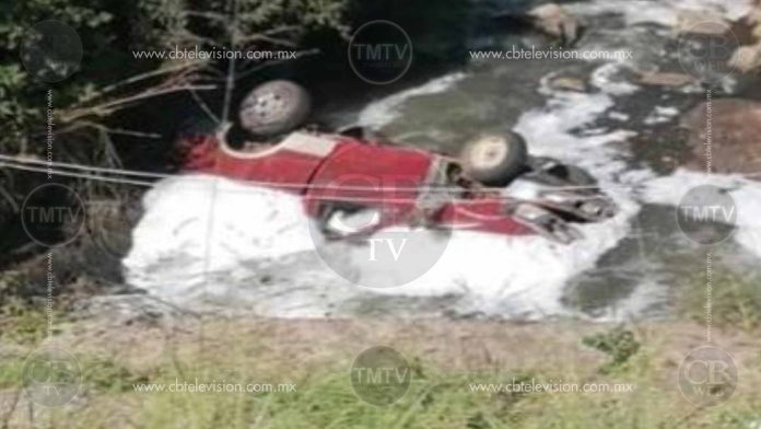 Chofer muere al caer su camioneta a un arroyo en Uruapan