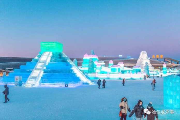 Réplica en hielo de la pirámide de Kukulkán ‘arrasa’ en un festival en China