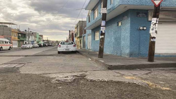 Colonos de la colonia Vasco de Quiroga, hartos por las inundaciones en sus hogares