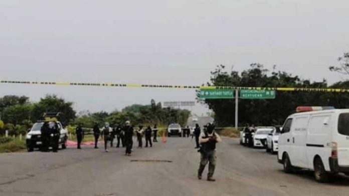 Abandonan 9 cuerpos en carretera de Veracruz con narcomensaje