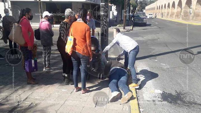 Paseaba su bebé en carreola y se va al piso en la avenida Acueducto