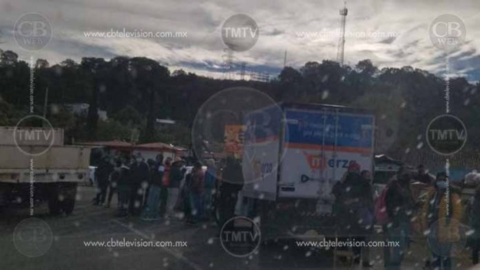 Comuneros bloquean la carretera Uruapan-Los Reyes