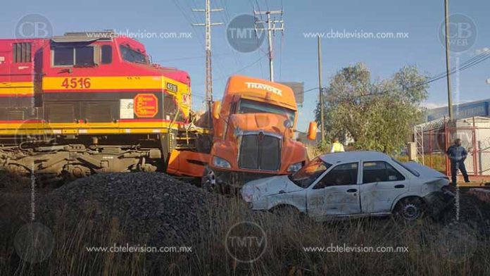 Tren se lleva un trailer en el libramiento de Morelia