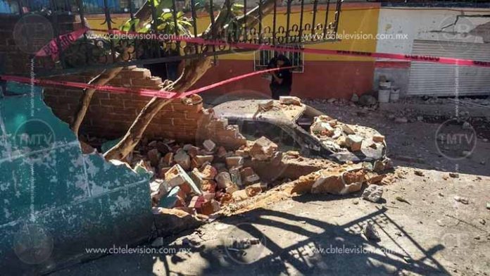 Tres muertos al chocar camioneta con vivienda en Jungapeo
