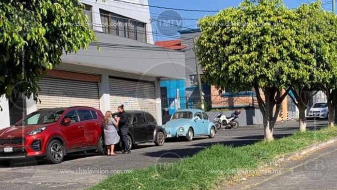 Se muere de infarto al manejar su auto en Uruapan