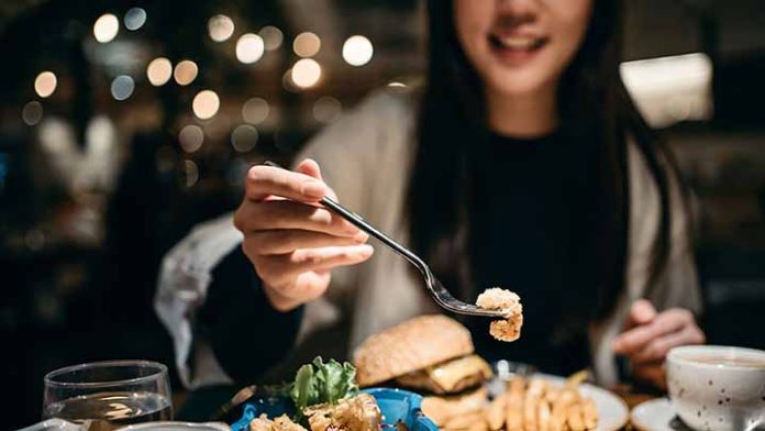 Sabías que cenar tarde aumenta el riesgo de enfermar de diabetes